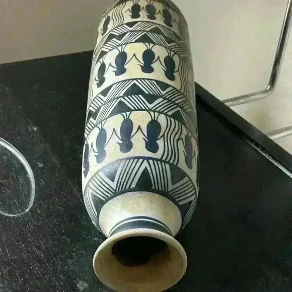 Saura Geometric Figure Tribal Art Pottery Vase Natural Colors Eastern India - Picture 2 of 4